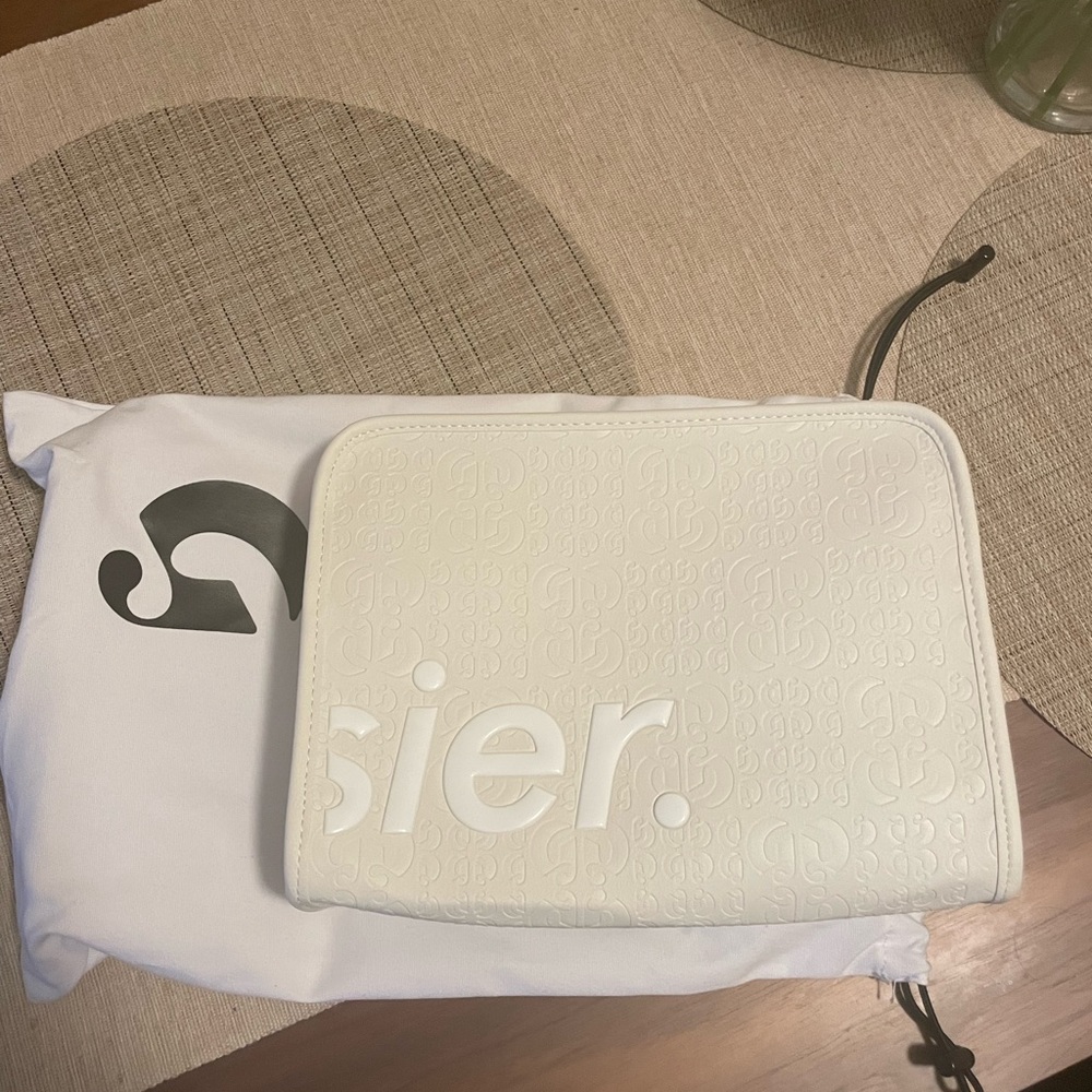 Glossier Limitef Edition Holiday Beauty Bag